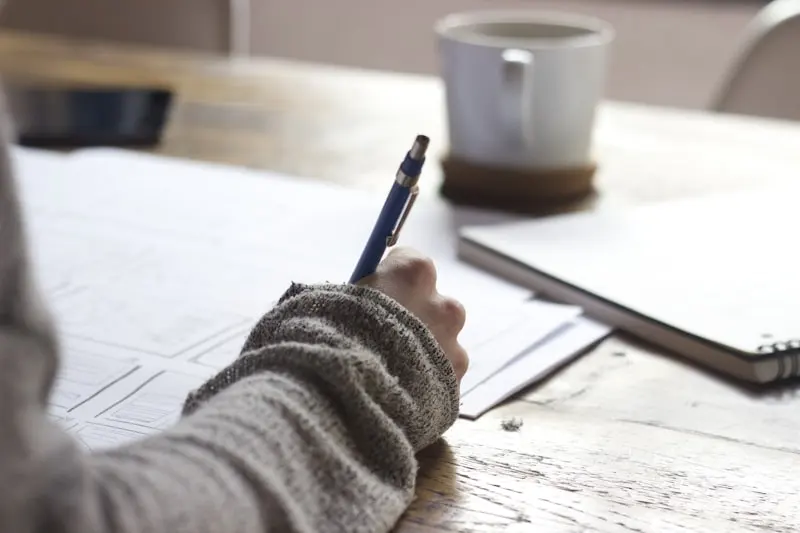 Docente reflexionando sobre su práctica educativa