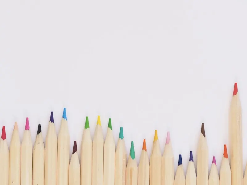 Niños leyendo y dibujando — concurso de ilustración literaria